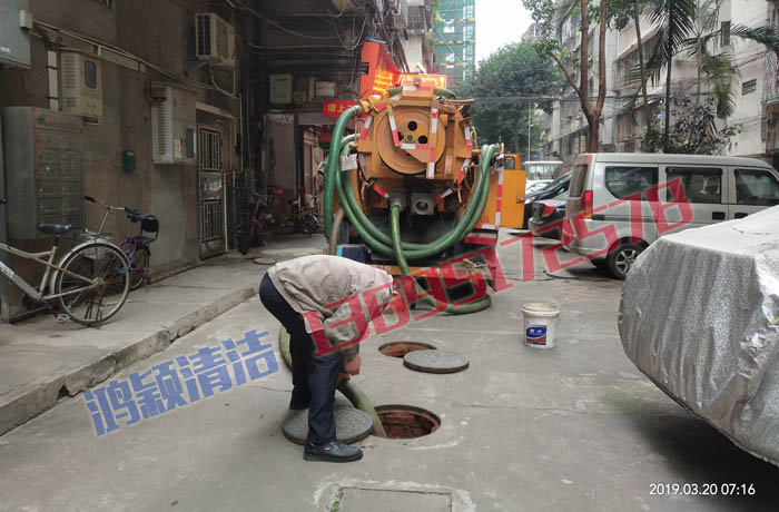 小区清理化粪池